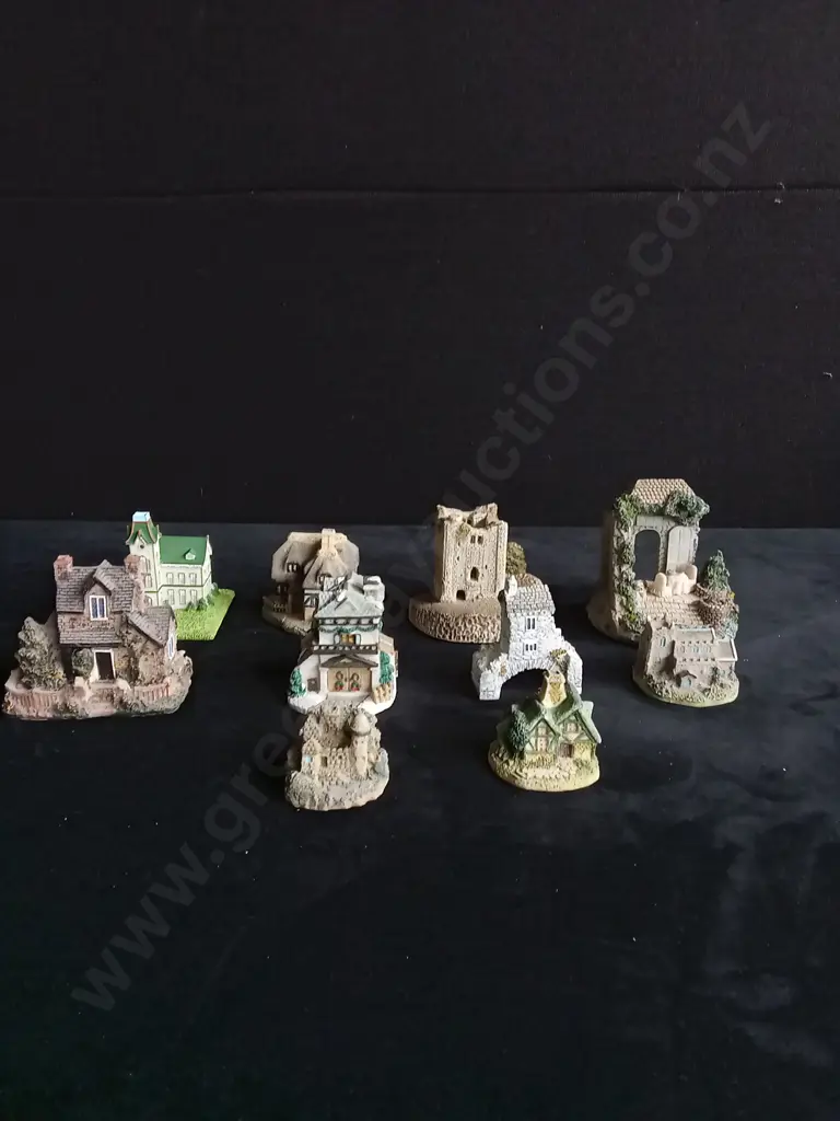 10 VINTAGE MINIATURE HOUSES Image 1++