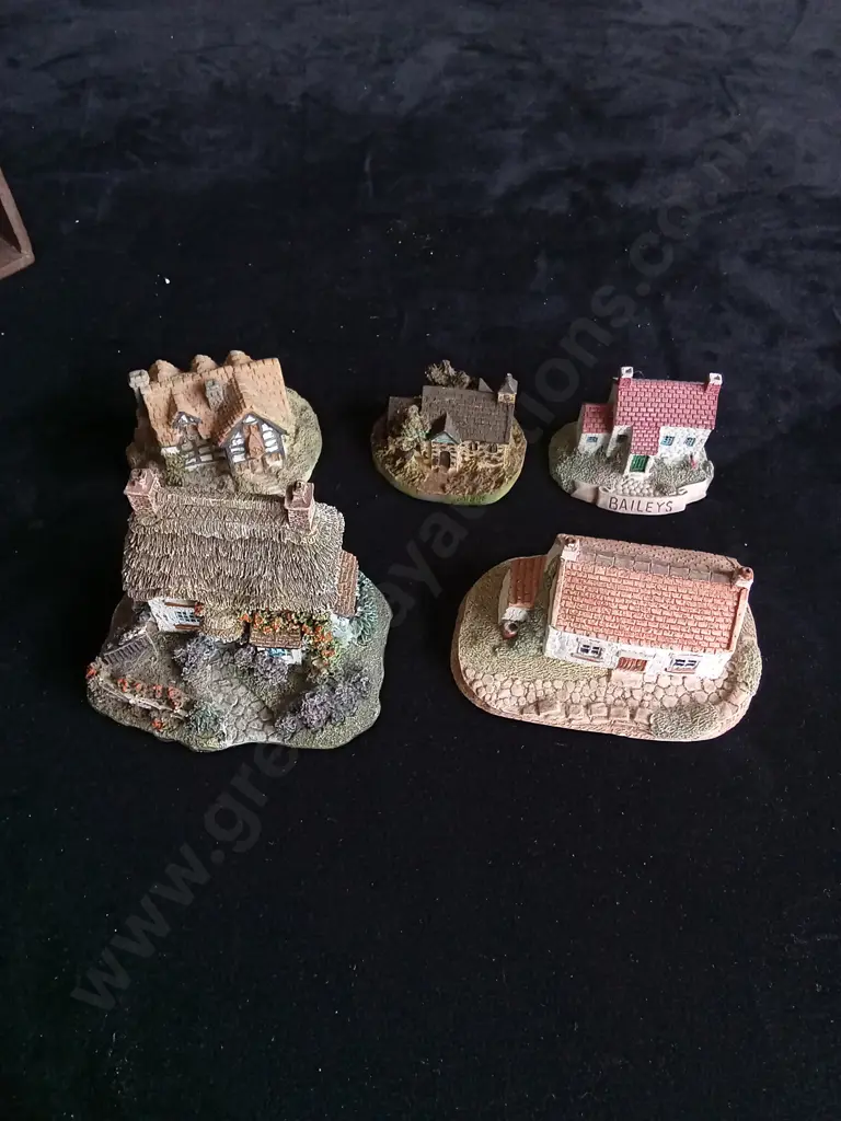 11 PIECE DECORATIVE HOUSES AND DISPLAY CASE Image 1++