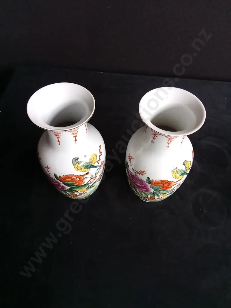 2 VINTAGE CHINESE PORCELAIN VASES H 26 CM Image 1++