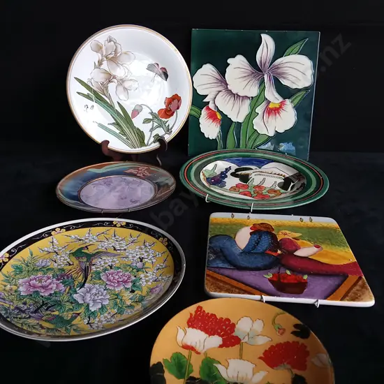 7 FLORAL DECORATIVE PLATES AND WALL TILE