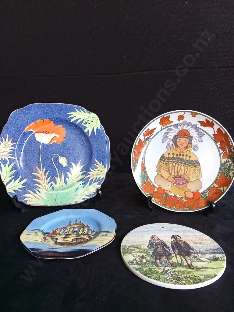 4 PIECES DECORATIVE PLATES Image 1++