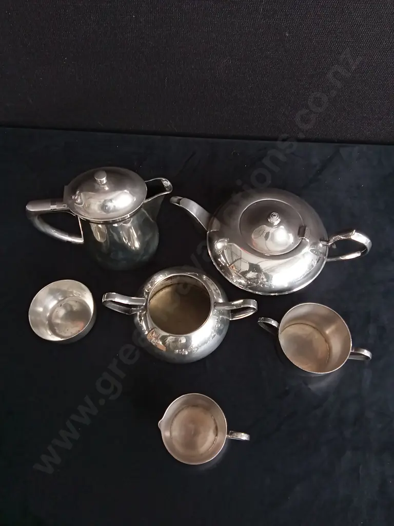 6 PIECES VINTAGE SILVER PLATED TEA AND COFFEE SERVING ITEMS Image 1++