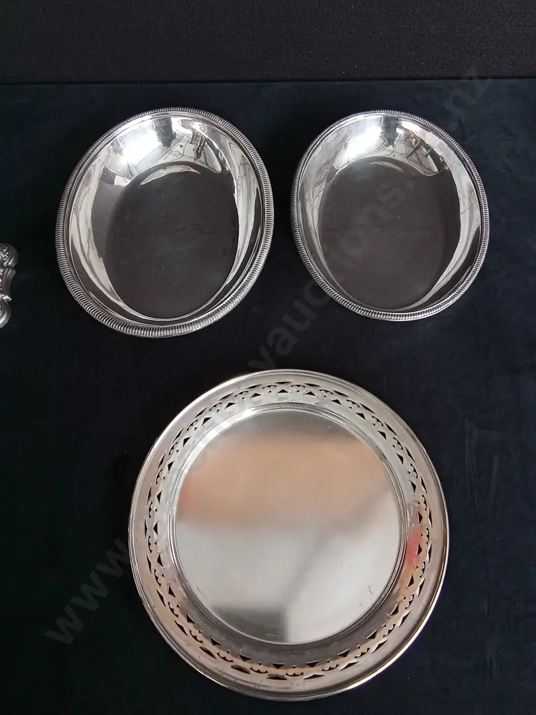 5 PIECES SILVER PLATED MIX, SERVING PLATES, CANDLESTICKS Image 1++