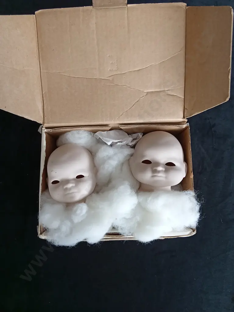 PAIR OF VINTAGE CERAMIC DOLL HEADS Image 1++