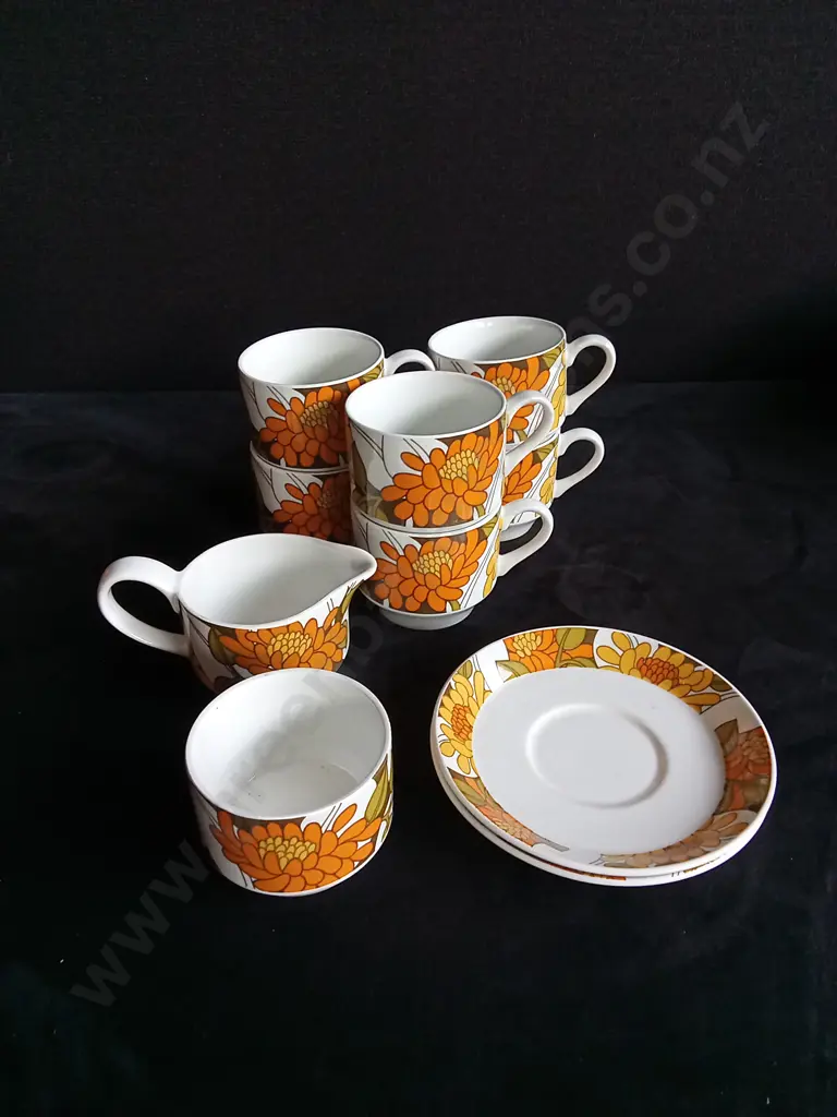 15 PIECES MIX OF ORANGE TABLEWARE, INCLUDING SET Image 1++
