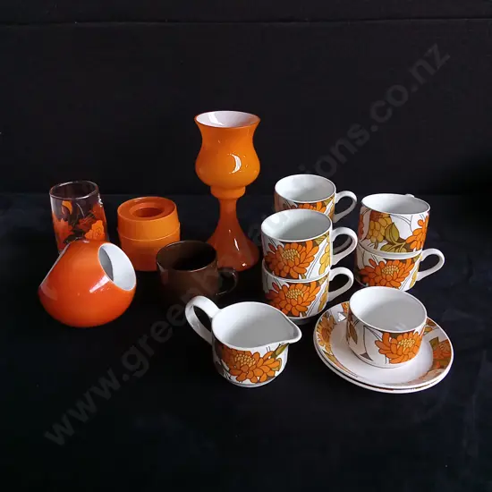 15 PIECES MIX OF ORANGE TABLEWARE, INCLUDING SET