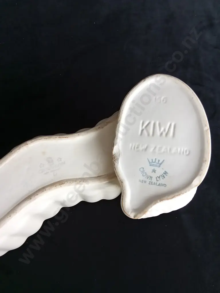 2 PIECES VINTAGE CROWN LYNN WHITE KIWI FIGURINE AND TROUGH VASE Image 1++