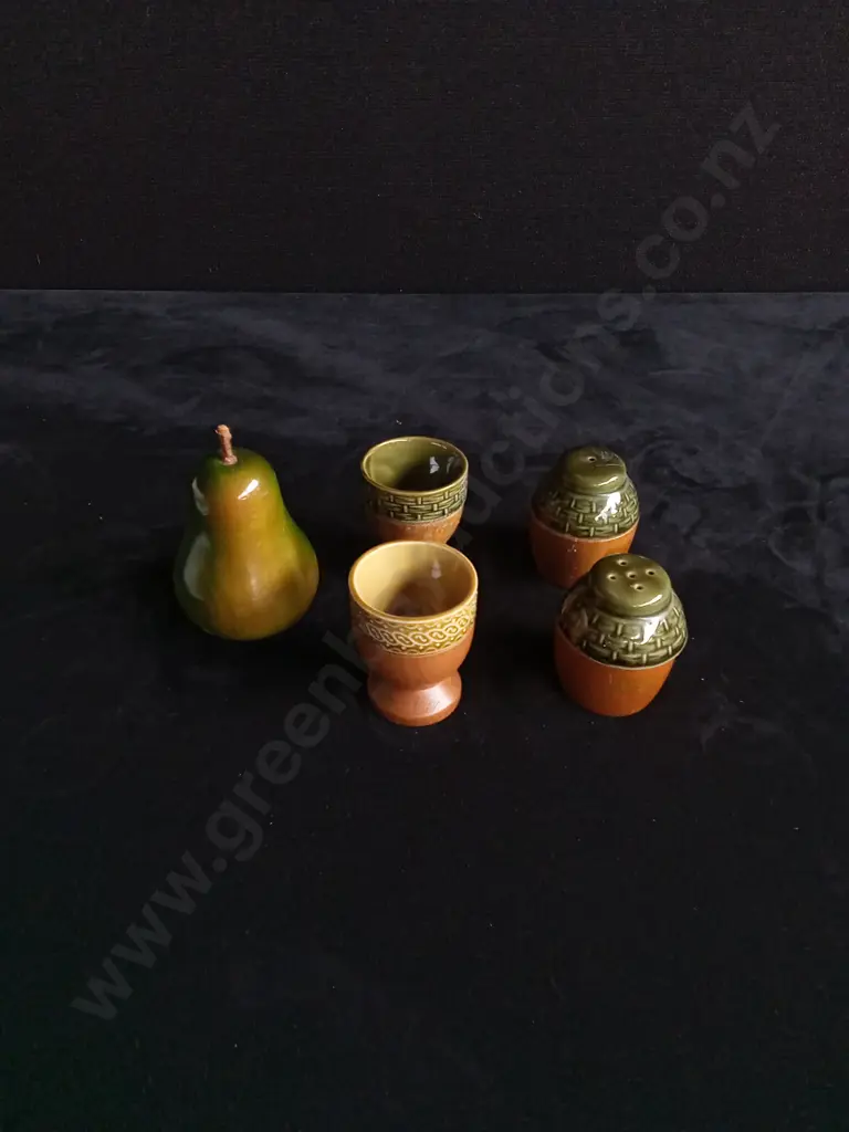 MIX OF KITCHENWARE, SALT AND PEPPER SHAKERS, EGG CUPS, ETC Image 1++