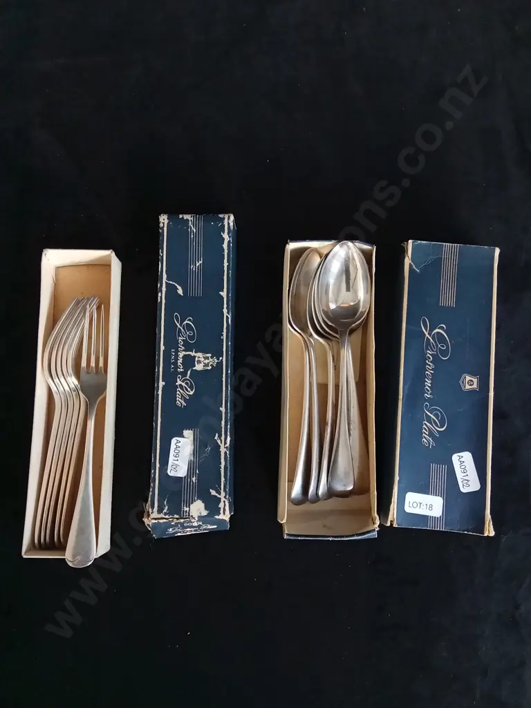 MIX OF VINTAGE CUTLERY INCLUDING GROSVENOR PLATE FORKS AND SPOONS Image 1++