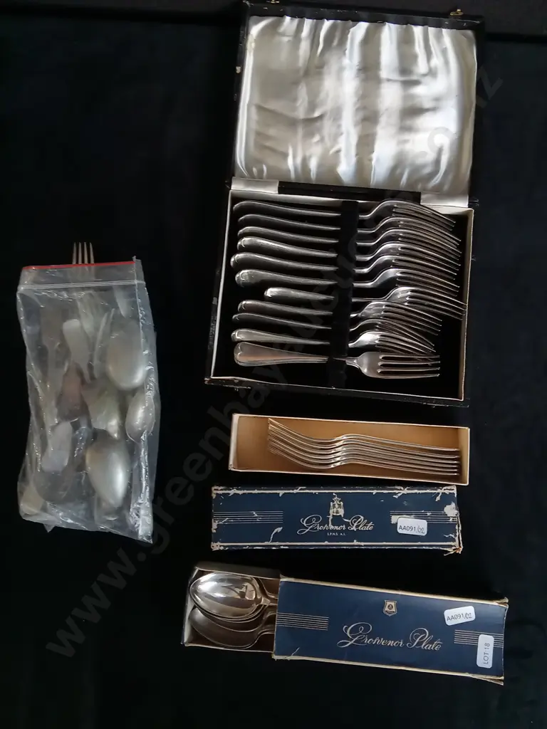 MIX OF VINTAGE CUTLERY INCLUDING GROSVENOR PLATE FORKS AND SPOONS Image 1++