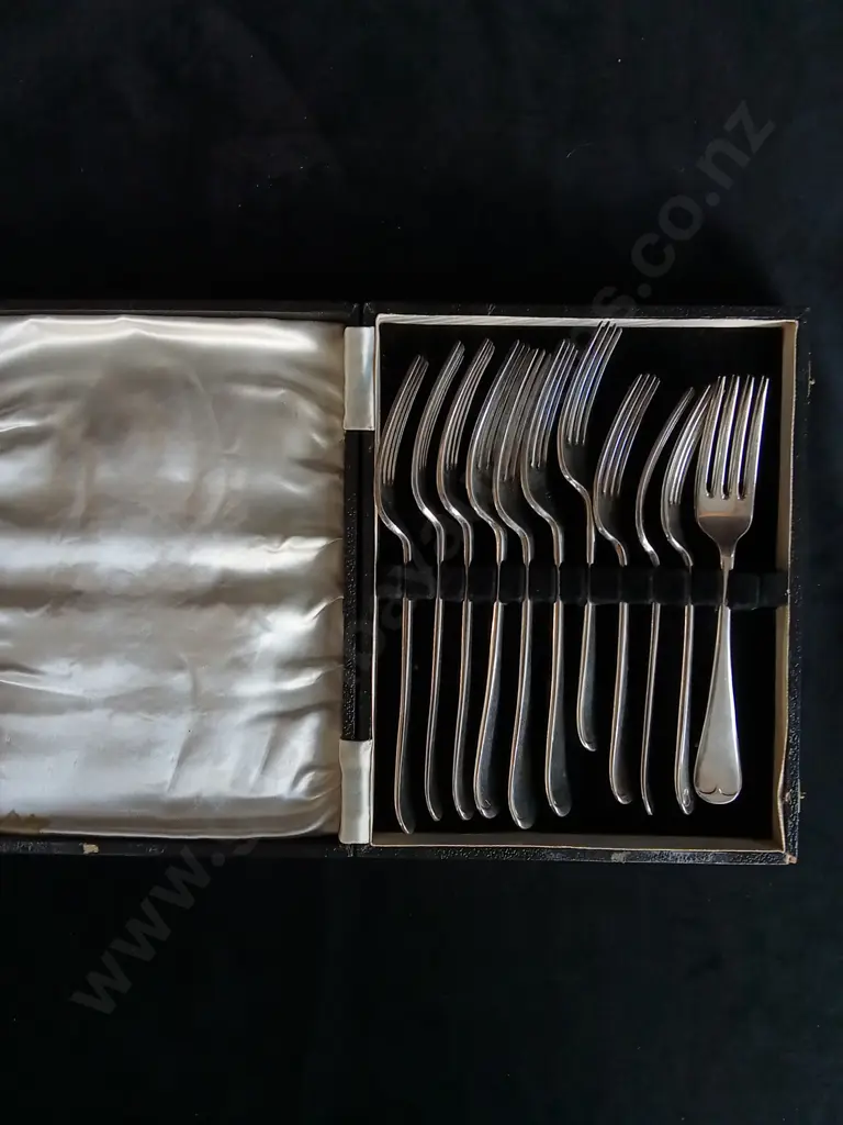 MIX OF VINTAGE CUTLERY INCLUDING GROSVENOR PLATE FORKS AND SPOONS Image 1++