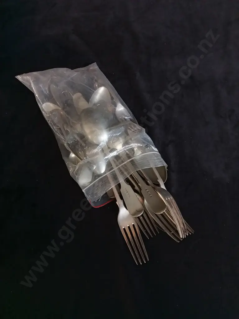 MIX OF VINTAGE CUTLERY INCLUDING GROSVENOR PLATE FORKS AND SPOONS Image 1++