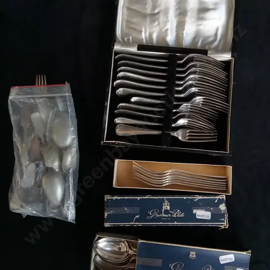 MIX OF VINTAGE CUTLERY INCLUDING GROSVENOR PLATE FORKS AND SPOONS