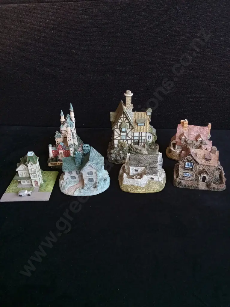 11 X MINIATURE HOUSES Image 1++