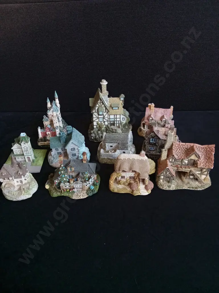 11 X MINIATURE HOUSES Image 1++