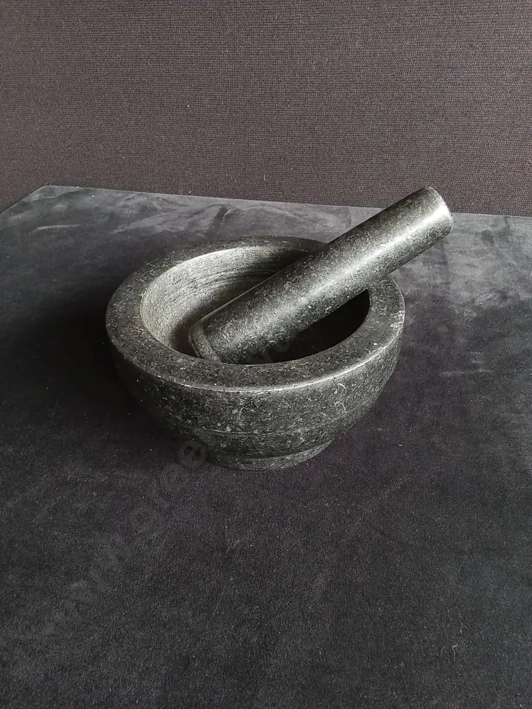GRANITE MORTAR AND PESTLE SET Image 1++