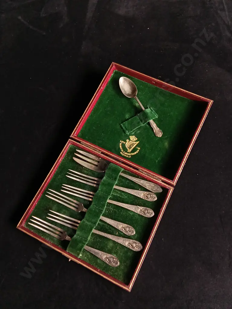 VINTAGE SILVER PLATED CUTLERY SET Image 1++