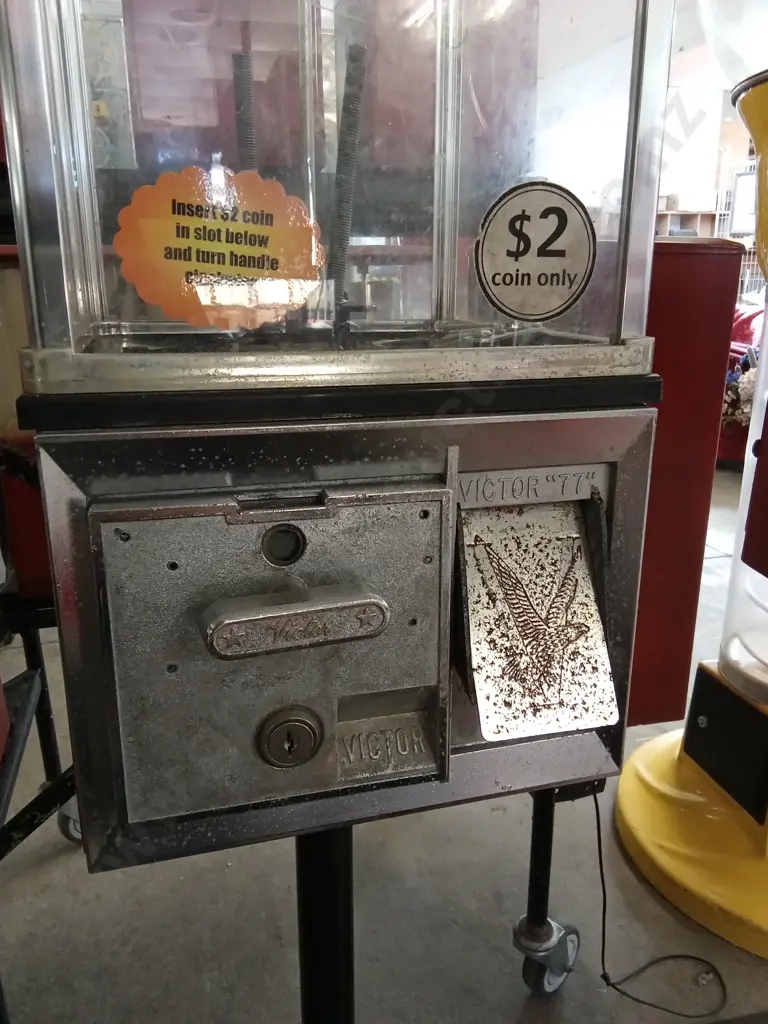 VICTOR "77" MODEL SINGLE VENDING MACHINE COMPLETE WITH COIN MECHANISM ON STEEL PEDESTAL NO KEYS Image 1++