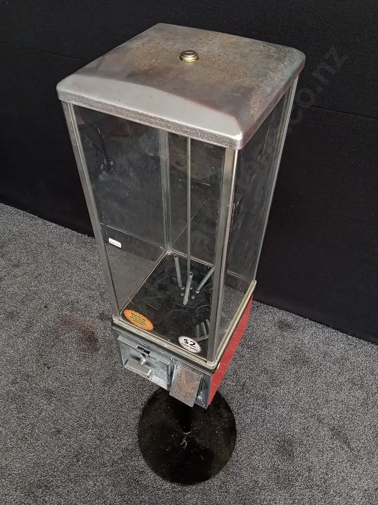 VICTOR "77" MODEL SINGLE VENDING MACHINE COMPLETE WITH COIN MECHANISM ON STEEL PEDESTAL NO KEYS Image 1++