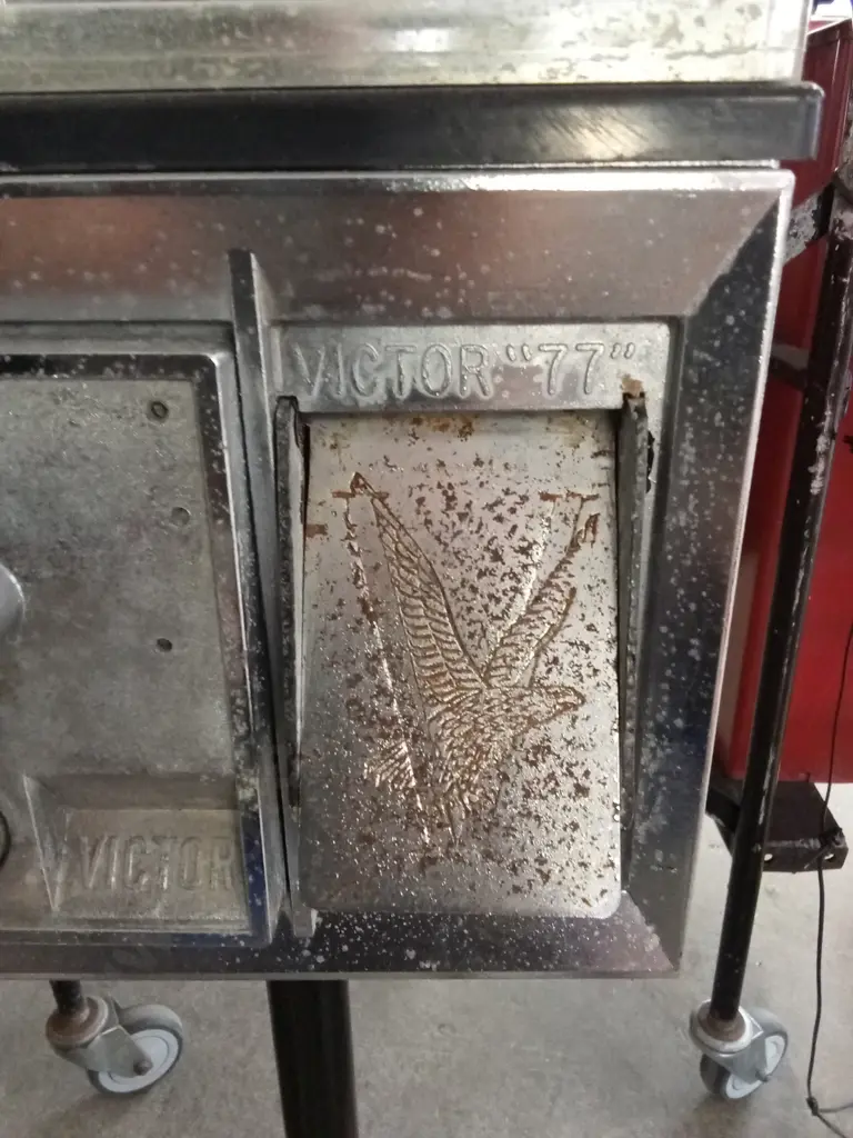 VICTOR "77" MODEL SINGLE VENDING MACHINE COMPLETE WITH COIN MECHANISM ON STEEL PEDESTAL NO KEYS Image 1++