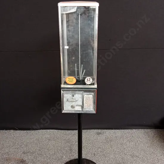 VICTOR "77" MODEL SINGLE VENDING MACHINE COMPLETE WITH COIN MECHANISM ON STEEL PEDESTAL NO KEYS