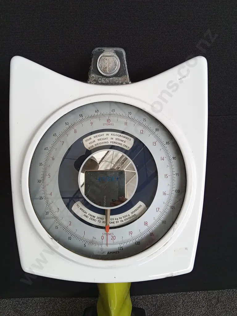 VINTAGE ENAMEL AVERY COIN OPERATED PLATFORM WEIGHING SCALE Image 1++