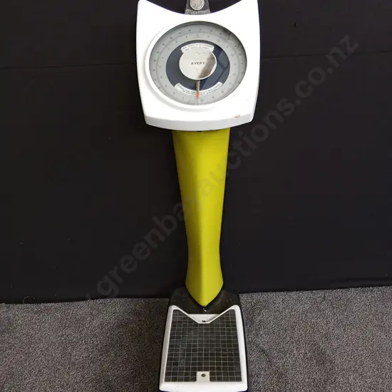 VINTAGE ENAMEL AVERY COIN OPERATED PLATFORM WEIGHING SCALE