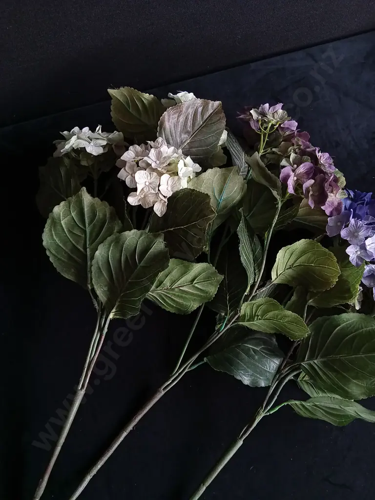 BULK OF FAUX STEMMED FLOWERS Image 1++