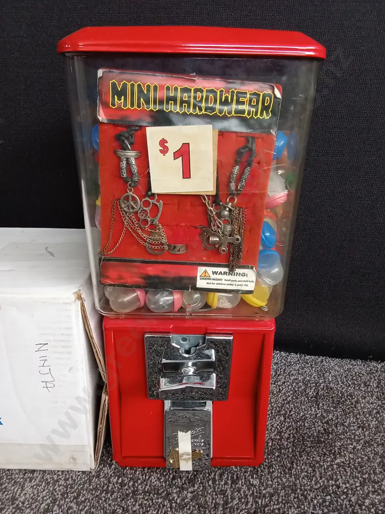 BRAND NEW BOXED NORTHWESTERN SINGLE RED VENDING MACHINE COMPLETE WITH VENDING STOCK AND KEY Image 1++