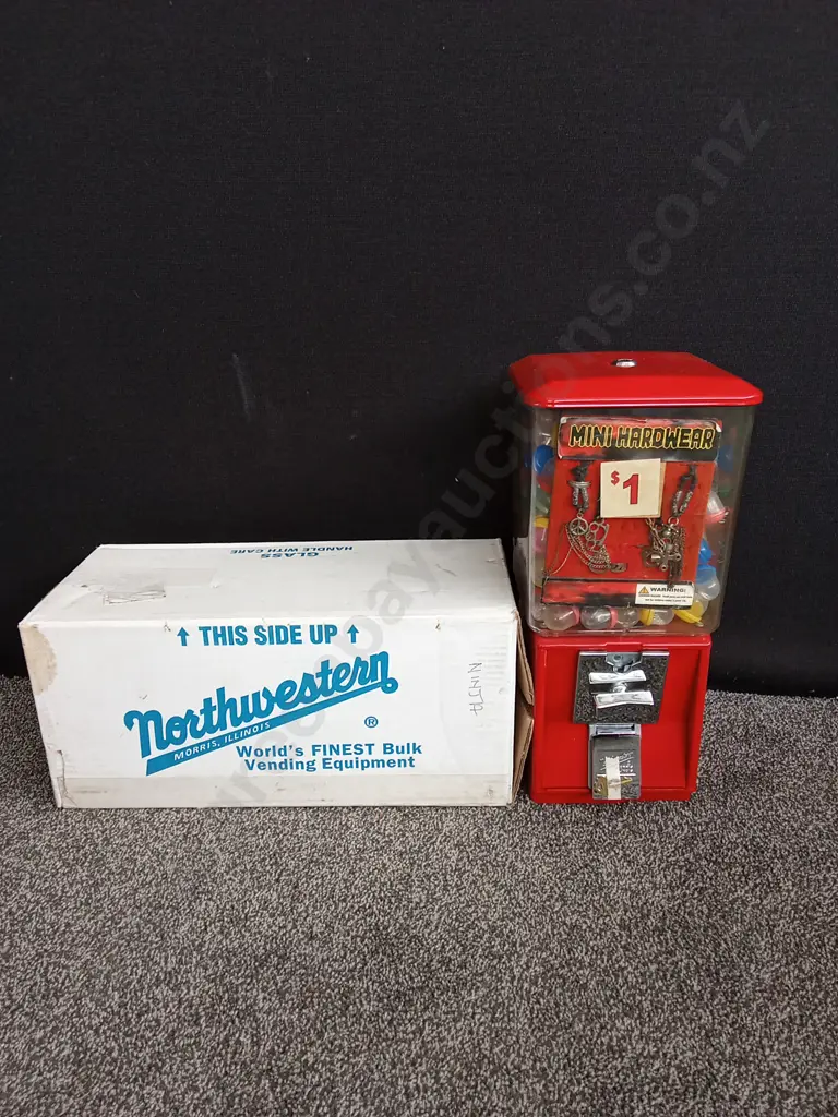BRAND NEW BOXED NORTHWESTERN SINGLE RED VENDING MACHINE COMPLETE WITH VENDING STOCK AND KEY Image 1++