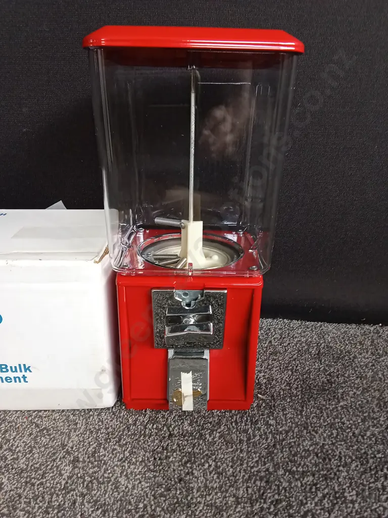 BRAND NEW BOXED NORTHWESTERN SINGLE RED VENDING MACHINE COMPLETE WITH KEY Image 1++