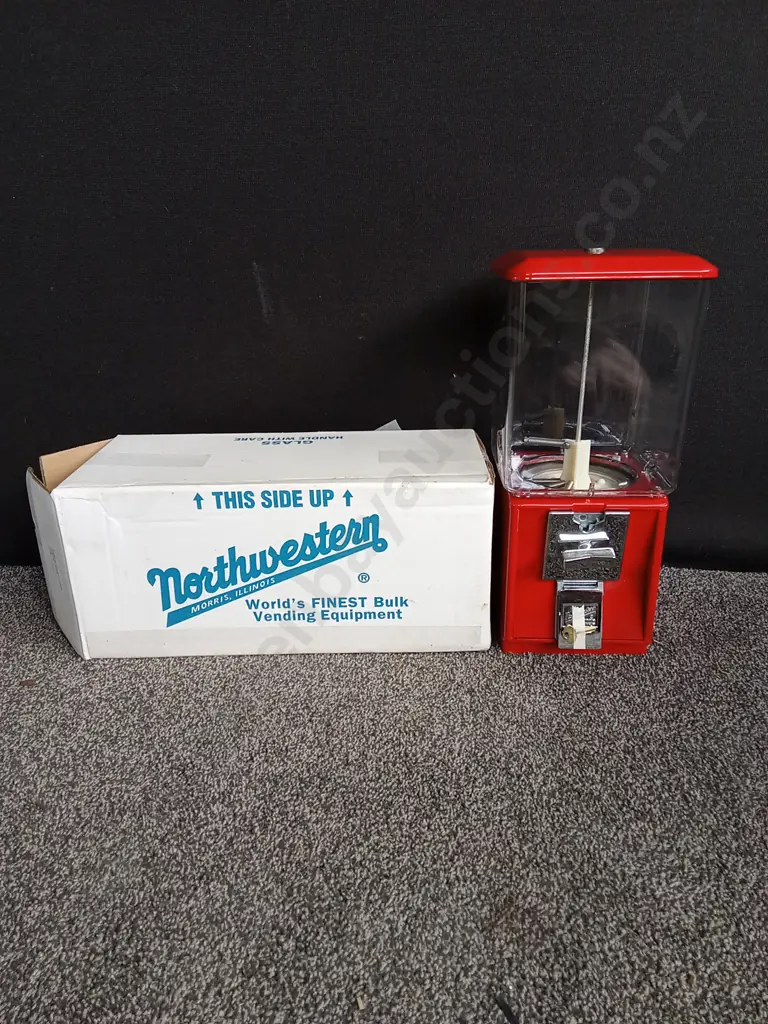 BRAND NEW BOXED NORTHWESTERN SINGLE RED VENDING MACHINE COMPLETE WITH KEY Image 1++