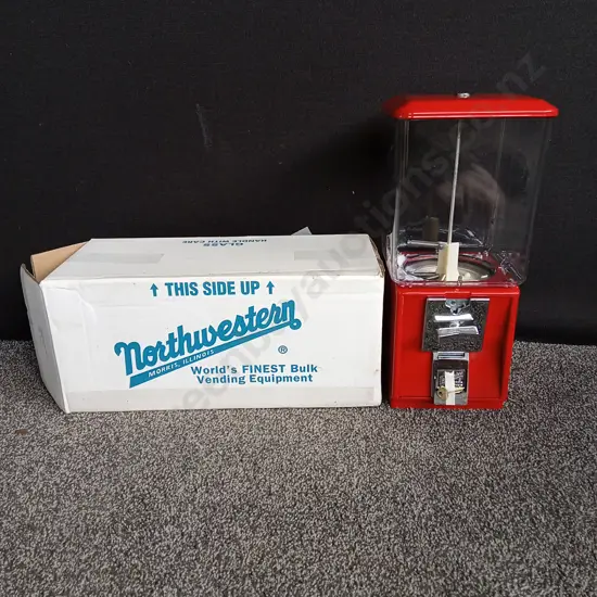 BRAND NEW BOXED NORTHWESTERN SINGLE RED VENDING MACHINE COMPLETE WITH KEY