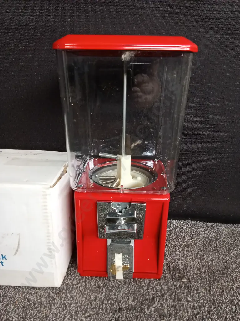 BRAND NEW BOXED NORTHWESTERN SINGLE RED VENDING MACHINE COMPLETE WITH KEY Image 1++