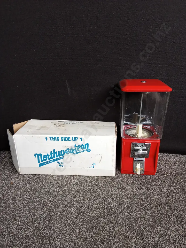 BRAND NEW BOXED NORTHWESTERN SINGLE RED VENDING MACHINE COMPLETE WITH KEY Image 1++