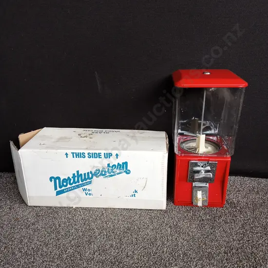 BRAND NEW BOXED NORTHWESTERN SINGLE RED VENDING MACHINE COMPLETE WITH KEY