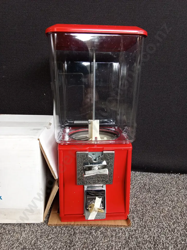 BRAND NEW BOXED NORTHWESTERN SINGLE RED VENDING MACHINE COMPLETE WITH KEY Image 1++