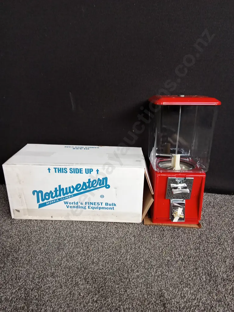 BRAND NEW BOXED NORTHWESTERN SINGLE RED VENDING MACHINE COMPLETE WITH KEY Image 1++