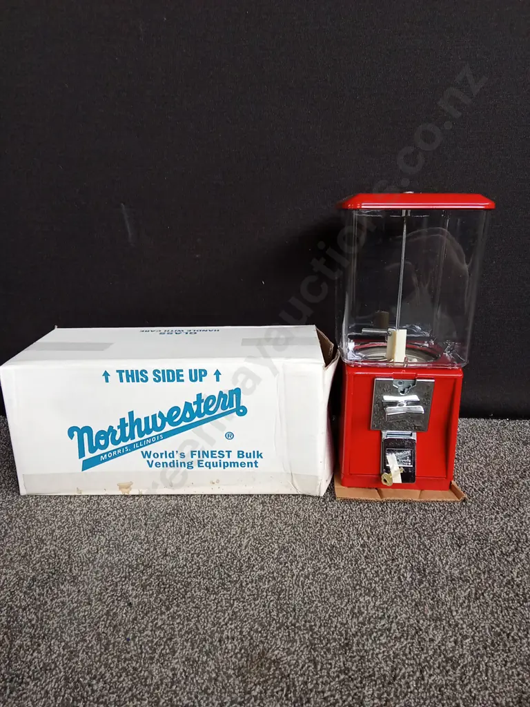 BRAND NEW BOXED NORTHWESTERN SINGLE RED VENDING MACHINE COMPLETE WITH KEY Image 1++