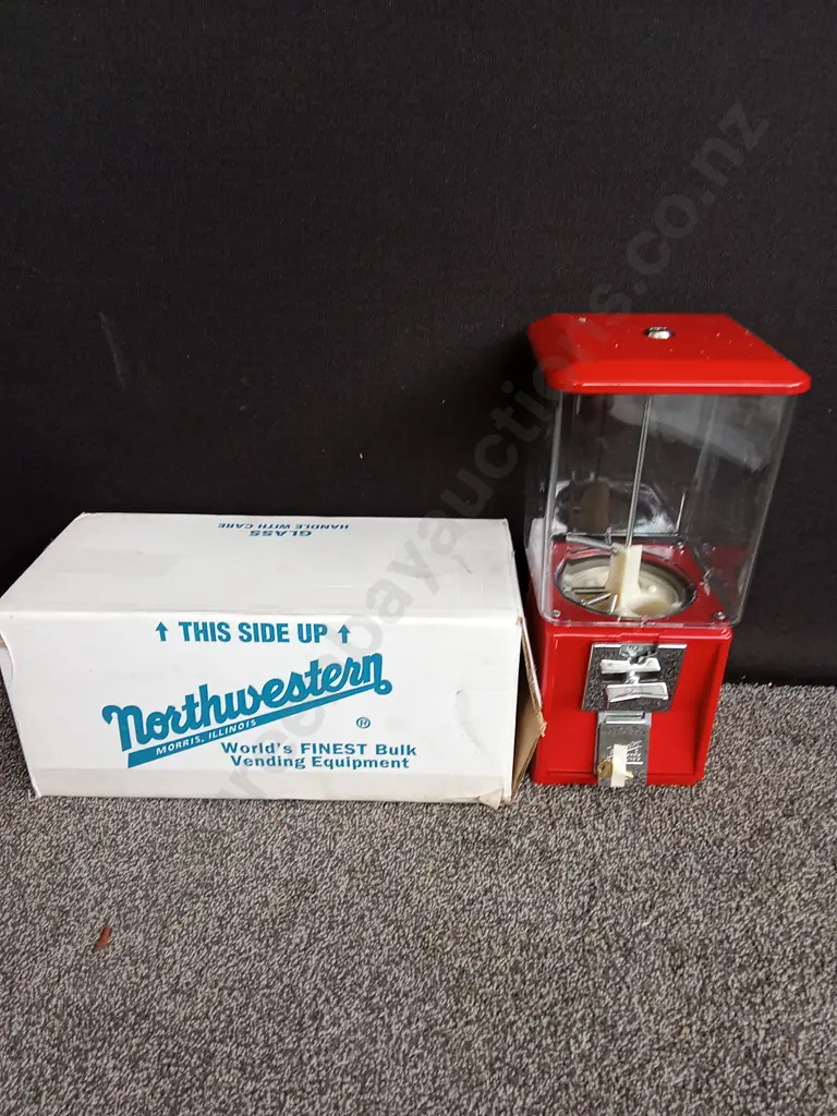 BRAND NEW BOXED NORTHWESTERN SINGLE RED VENDING MACHINE COMPLETE WITH KEY Image 1++