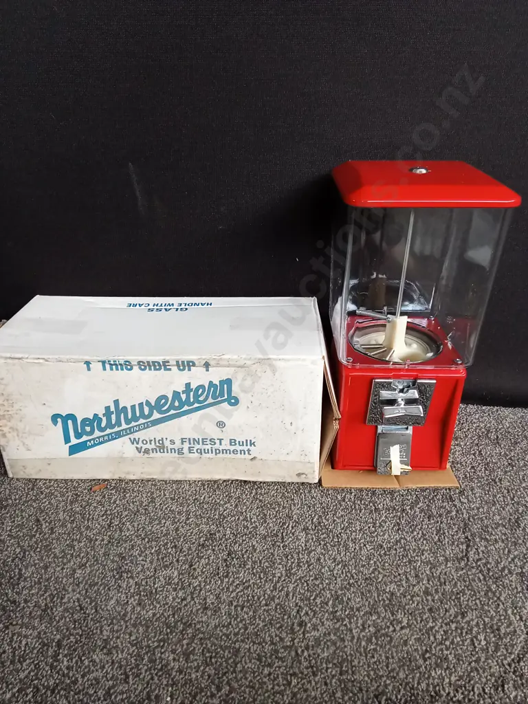BRAND NEW BOXED NORTHWESTERN SINGLE RED VENDING MACHINE COMPLETE WITH KEY Image 1++