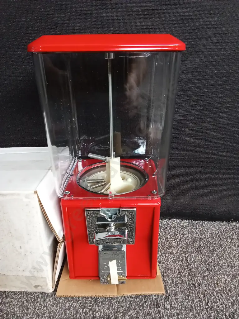 BRAND NEW BOXED NORTHWESTERN SINGLE RED VENDING MACHINE COMPLETE WITH KEY Image 1++