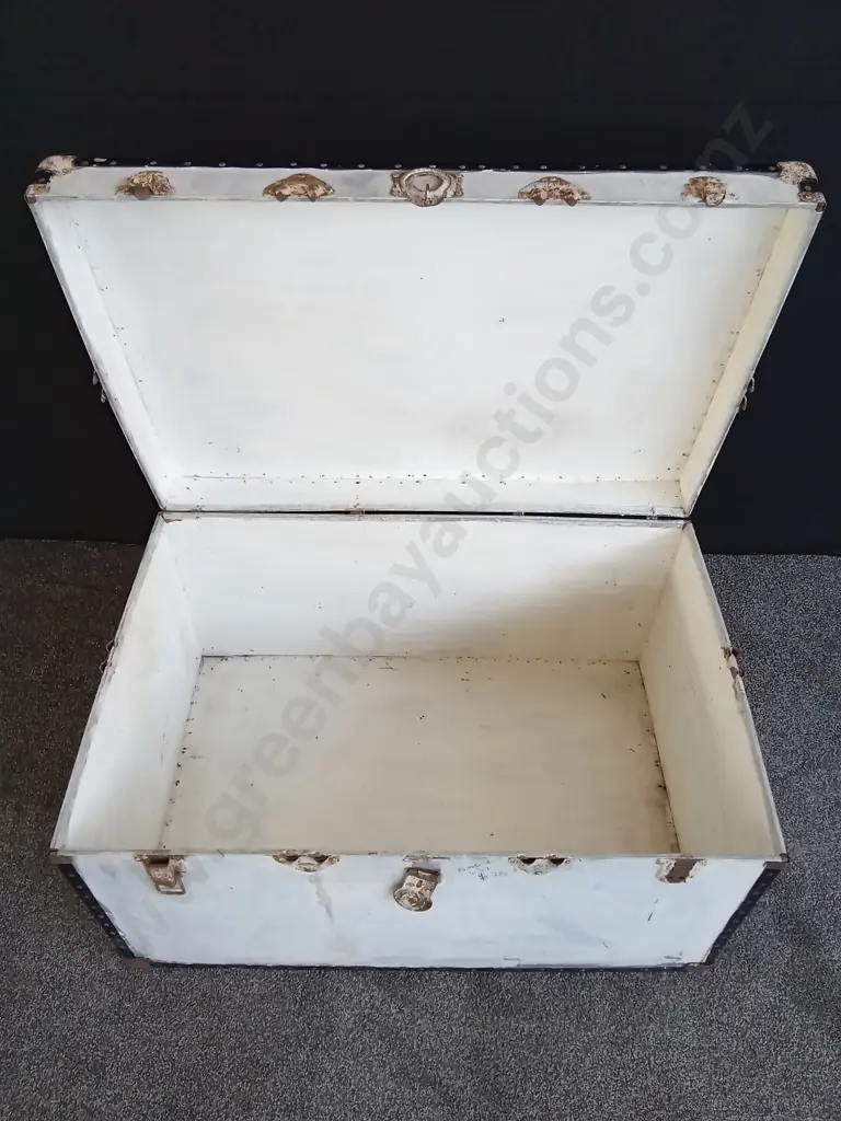 LARGE WHITE CHEST H55CM L1M D65.5CM Image 1++