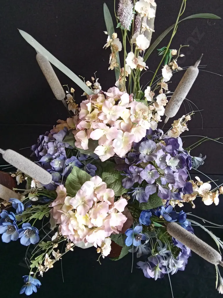 CERACMIC VASE WITH FAUX FLOWER ARRANGEMENT Image 1++