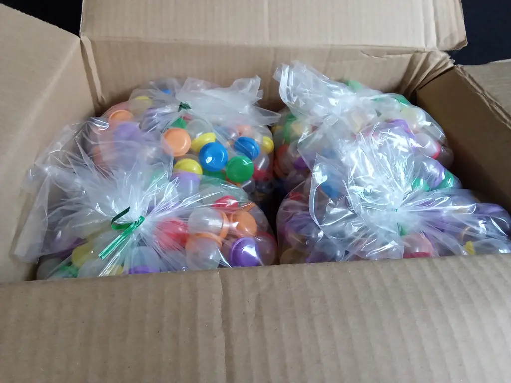 BOX OF PLASTIC CAPSULES FILLED WITH COSTUME JEWELLERY FOR VENDING MACHINE Image 1++