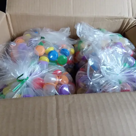 BOX OF PLASTIC CAPSULES FILLED WITH COSTUME JEWELLERY FOR VENDING MACHINE