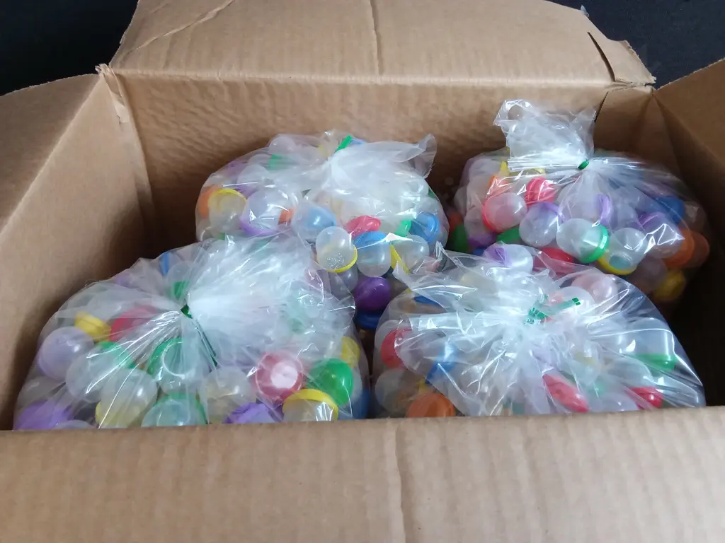 BOX OF PLASTIC CAPSULES FILLED WITH COSTUME JEWELLERY FOR VENDING MACHINE Image 1++