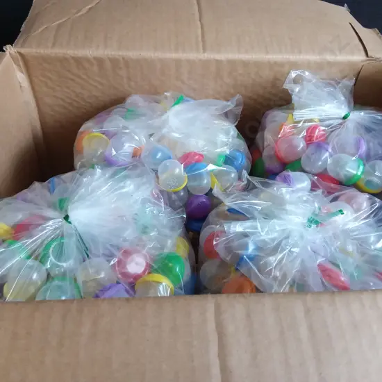 BOX OF PLASTIC CAPSULES FILLED WITH COSTUME JEWELLERY FOR VENDING MACHINE