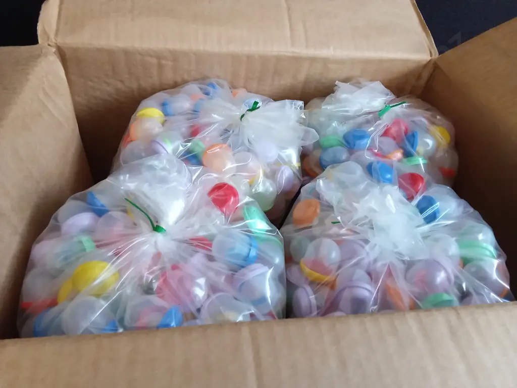 BOX OF PLASTIC CAPSULES FILLED WITH COLOURFUL RINGS FOR VENDING MACHINE Image 1++