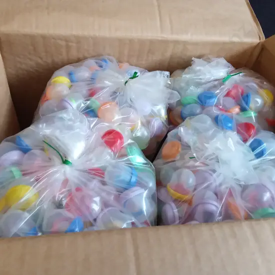BOX OF PLASTIC CAPSULES FILLED WITH COLOURFUL RINGS FOR VENDING MACHINE